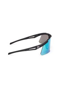 Gafas de sol deportivas con montura negra y lentes envolventes espejados azules, que cuentan con recortes de ventilación en las patillas y un pequeño logo.