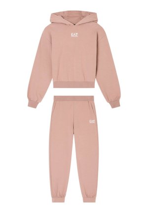Set due pezzi EA7 Emporio Armani rosa chiaro con felpa con cappuccio e pantaloni jogger, con polsini elasticizzati e stampe del logo bianco su petto e coscia.