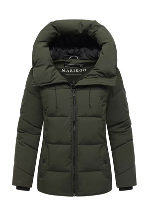 Tumši zaļa siltināta ziemas jaka ar augstu apkakli, priekšējo rāvējslēdzēju, sānu kabatām un melnu iekšējo oderi, kas izstrādāta siltumam un stilam.