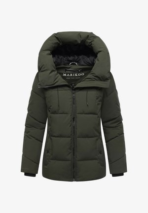 Tumši zaļa siltināta ziemas jaka ar augstu apkakli, priekšējo rāvējslēdzēju, sānu kabatām un melnu iekšējo oderi, kas izstrādāta siltumam un stilam.