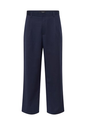 Sötétkék, szabott nadrág könnyű anyagból. Egyenes, rövidített szára van, övbújtatók és oldalsó zsebek találhatók rajta.