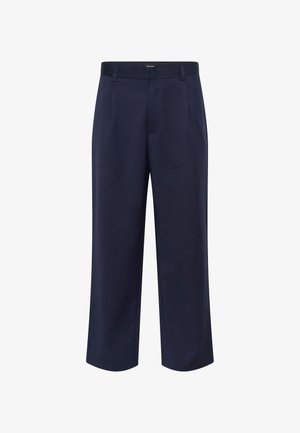 Sötétkék, szabott nadrág könnyű anyagból. Egyenes, rövidített szára van, övbújtatók és oldalsó zsebek találhatók rajta.