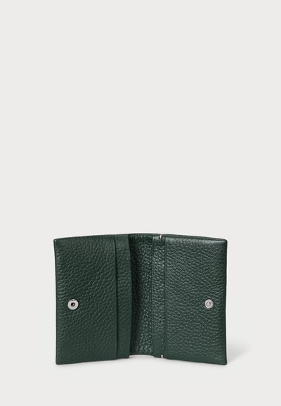 Portefeuille en cuir vert à finition texturée, doté d'une fermeture à pression et de multiples compartiments pour les cartes et les billets.
