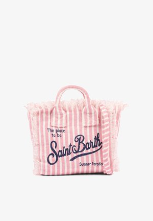 Borsa tote a righe rosa e bianche con bordi sfrangiati, con la scritta "The place to be Saint Barth Summer Paradise" in caratteri blu scuro.