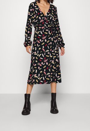 Robe noire enroulée à manches longues, avec un motif de feuilles multicolores ; confectionnée en tissu doux avec des poignets volantés et une taille à nouer.