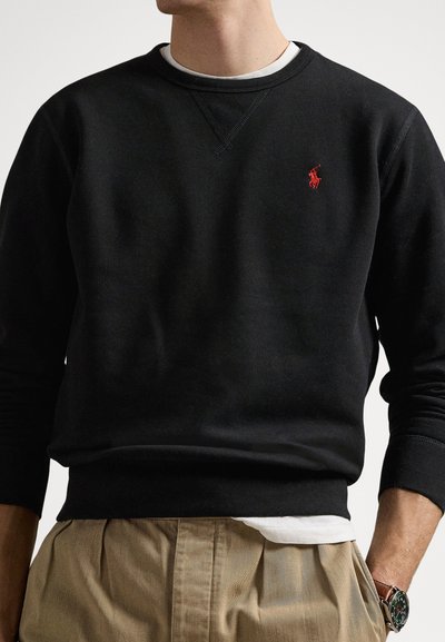 Μαύρο φούτερ με στρογγυλή λαιμόκοψη, ριμπ μανσέτες και τελείωμα, με μικρό κόκκινο κεντημένο λογότυπο στο στήθος. Μαλακή υφή υφάσματος.