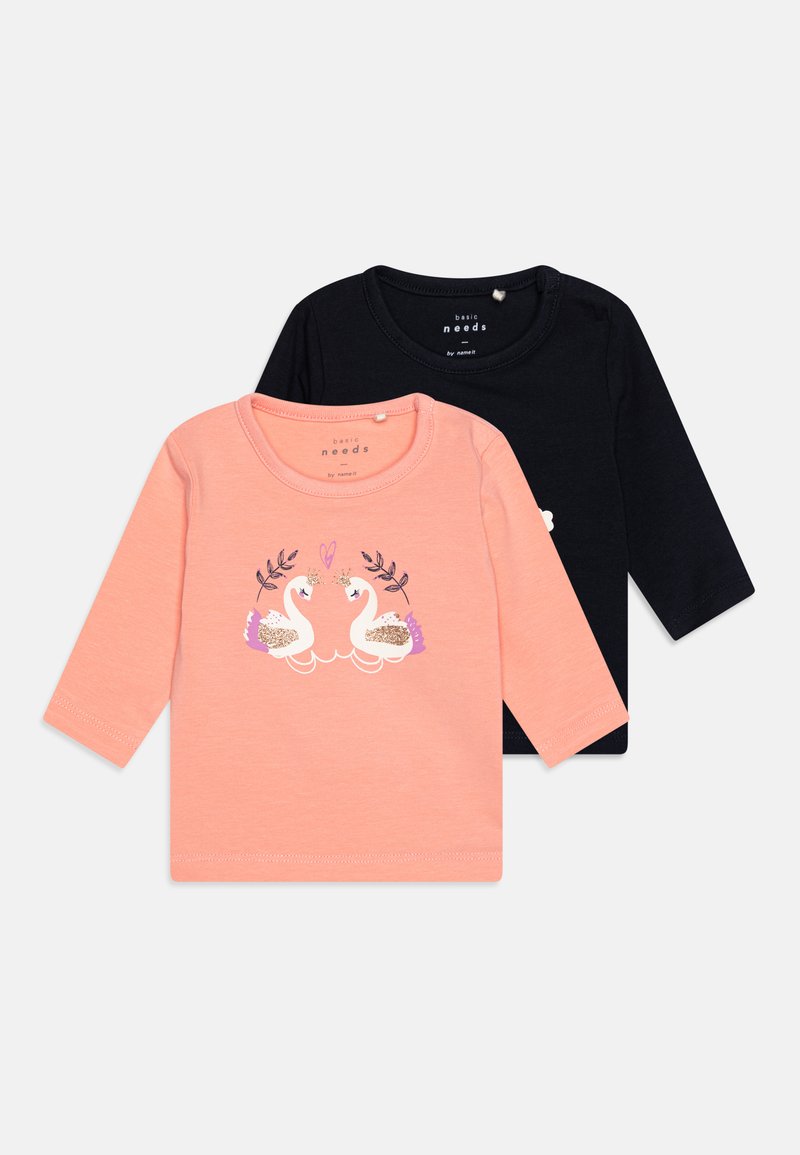 Zwei Langarmshirts: eines in Pfirsich mit Schwanendruck und eines in Schwarz. Beide haben einen runden Halsausschnitt und sind aus weicher Baumwolle gefertigt.