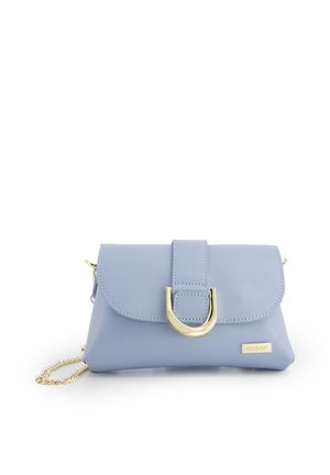 Jasnoniebieska skórzana torebka na ramię z złotym łańcuszkiem i złotą klamrą w kształcie litery U na przedniej klapie, z oznaczeniem Venezia w dolnym prawym rogu.