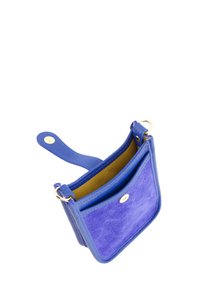 Blå læder kortholder med glatte og nubuck teksturer, udstyret med guld hardware, to lommer og et håndledsrem. Indvendig foring i gul.