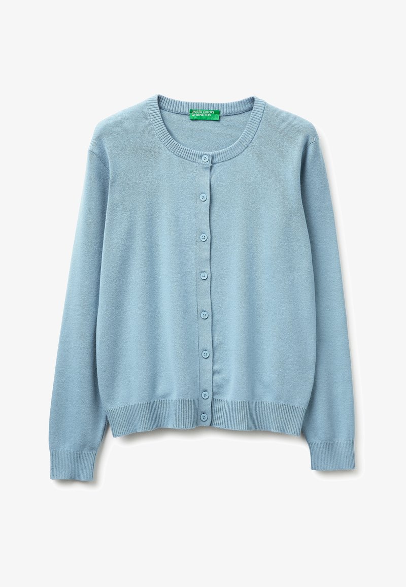 Cardigan à boutons bleu clair avec poignets et ourlet côtelés, encolure ronde, et une étiquette verte portant l'inscription "United Colors of Benetton".