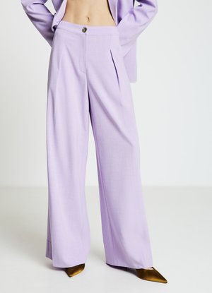 Pantaloni ampi color lavanda con pieghe, dotati di chiusura frontale con bottoni. Realizzati in tessuto leggero con una texture liscia.