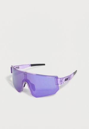 Πορφυρά αθλητικά γυαλιά ηλίου τύπου wraparound με έναν ενιαίο φακό ασπίδα και μαύρες μαλακές άκρες στα μπράτσα σε λευκό φόντο.