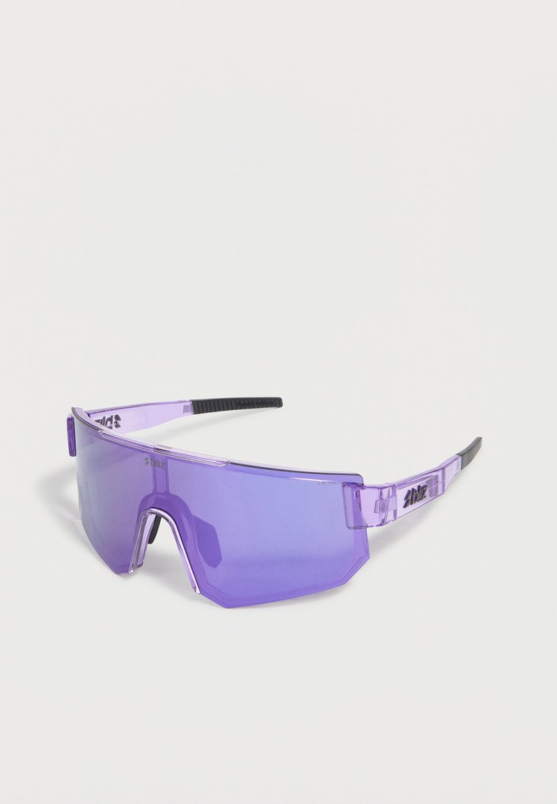 Πορφυρά αθλητικά γυαλιά ηλίου τύπου wraparound με έναν ενιαίο φακό ασπίδα και μαύρες μαλακές άκρες στα μπράτσα σε λευκό φόντο.