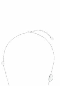 Zilveren ketting met ovale hangers. De ketting heeft een fijne textuur en een kreeftsluiting met een verlengkettinkje voor verstelbare lengte.