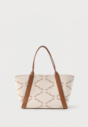 Bež platnena torba z rjavim ponavljajočim se napisom "Karl Lagerfeld" in rjavimi usnjenimi ročaji ter detajli.