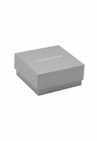Caja rectangular gris con acabado texturizado. La tapa presenta el texto "MICHAEL KORS" en blanco, centrado en la parte superior.