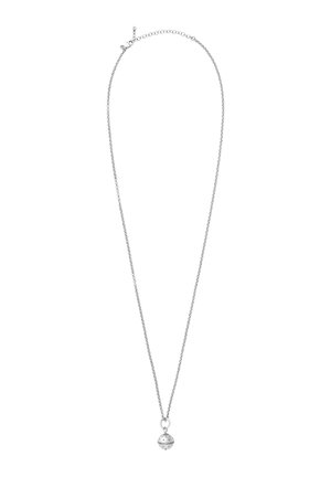 Collar de plata con una cadena delgada y un colgante redondo que presenta marcas decorativas y una superficie lisa y reflectante.