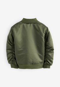 Giacca bomber verde oliva con una finitura satinata liscia, colletto a coste e dettaglio arricciato sulle maniche e sull'orlo.