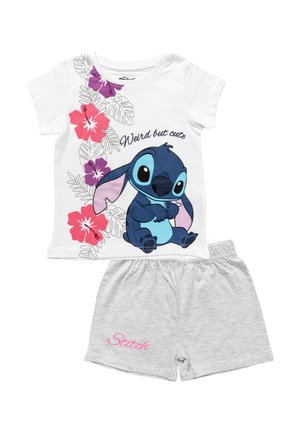 Biała koszula z krótkim rękawem z postacią Stitche'a i napisem „Dziwny, ale uroczy”, w połączeniu z jasnoszarymi szortami z haftowanym różowym napisem „Stitch”.