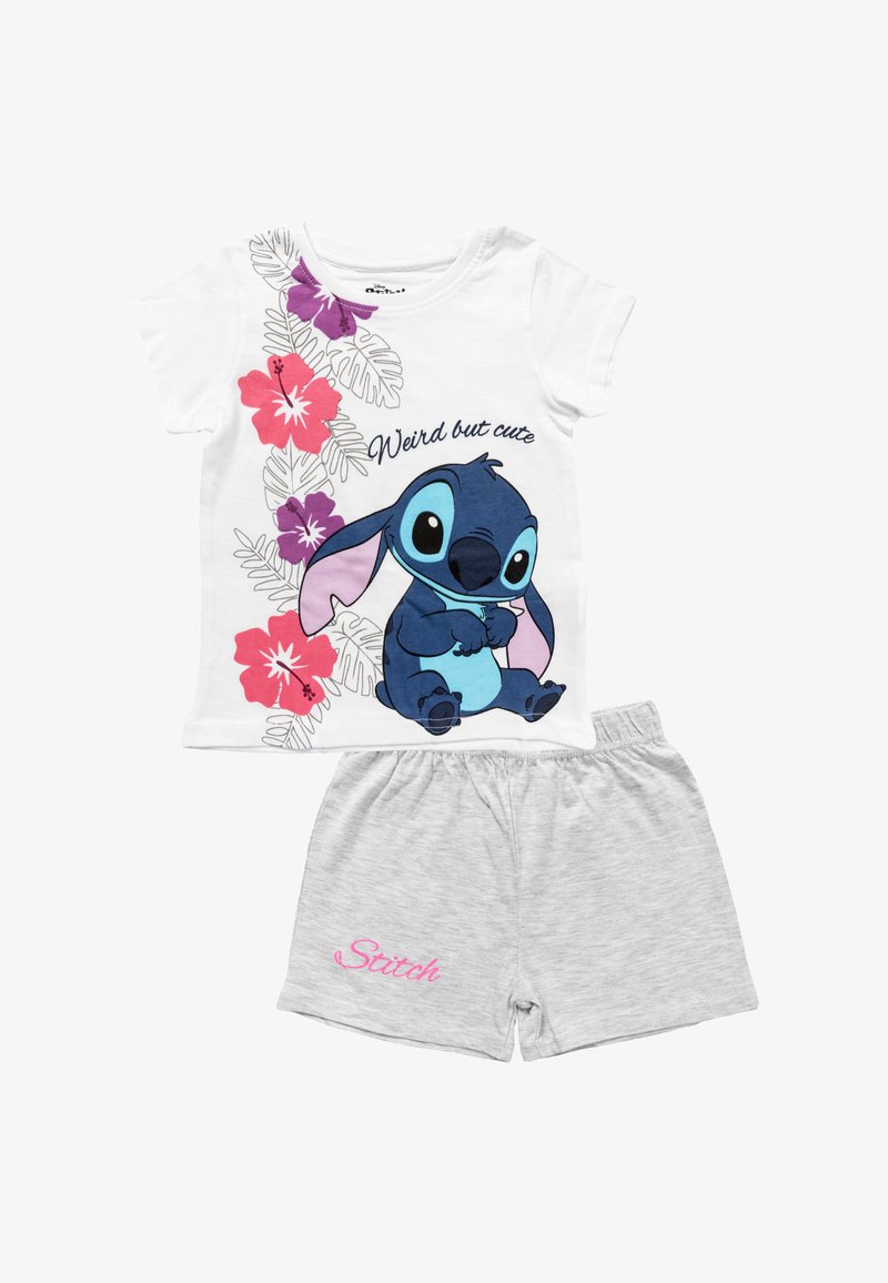 Chemise blanche à manches courtes avec le personnage Stitch et le texte "Bizarre mais mignon", associée à un short gris clair brodé de "Stitch" en rose.