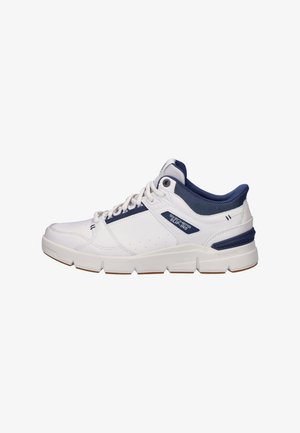 Witte sportieve schoenen met marineblauwe accenten, textuursynthetisch bovenmateriaal, gewatteerde kraag en rubberen zool met een gelaagd ontwerp.