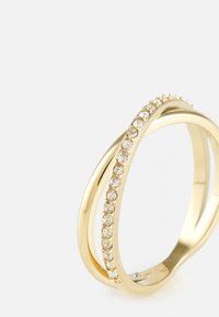 Gouden ring met verweven banden, met een rij kleine doorzichtige edelstenen aan één kant als accent. Gladde, gepolijste afwerking.