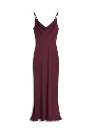 Bordowa satynowa sukienka z dekoltem w łódke, cienkimi regulowanymi ramiączkami i bocznym rozcięciem, o gładkim, opływowym kroju.