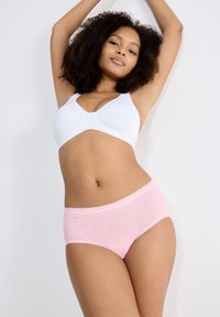 Weißer Baumwoll-BH und hellrosa Baumwoll-Hipster-Panties. Der BH hat einen V-Ausschnitt und die Panties verfügen über einen glatten Bund.