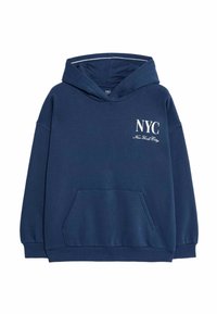 Sudadera azul marina hecha de material suave, con un bolsillo canguro, mangas anchas y un gráfico blanco de "NYC" en el pecho.
