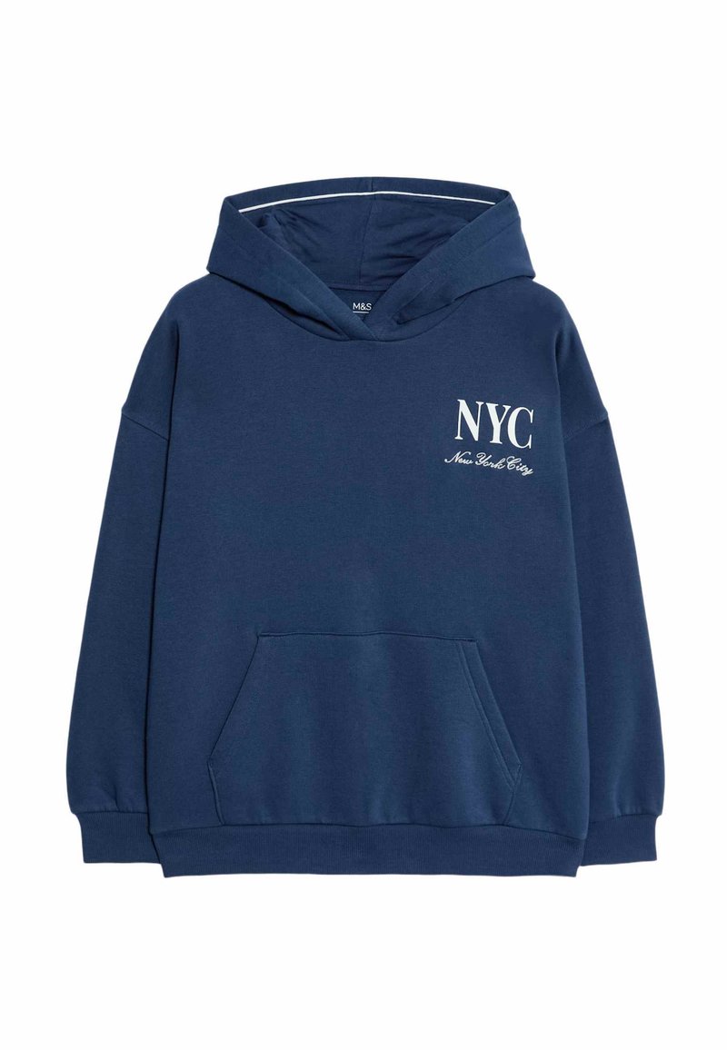 Sudadera azul marina hecha de material suave, con un bolsillo canguro, mangas anchas y un gráfico blanco de "NYC" en el pecho.