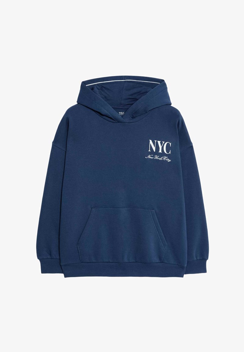 Sudadera azul marina hecha de material suave, con un bolsillo canguro, mangas anchas y un gráfico blanco de "NYC" en el pecho.