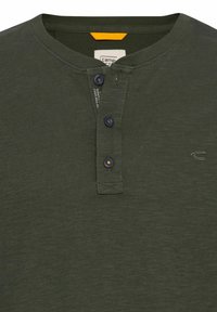 Ciemnozielona koszula henley z teksturowanej tkaniny, trzy guziki na listwie i małe logo w prawym dolnym rogu. Pomarańczowy akcent wewnątrz kołnierza.