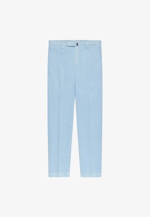 Pantalones chinos de algodón azul claro con pierna recta, trabillas y cremallera. Presentan bolsillos delanteros y traseros con detalles de costura mínimos.