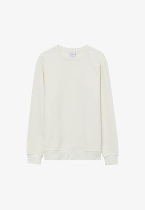 Langärmliger weißer Waffelstrick-Pullover mit Rundhalsausschnitt und gerippten Bündchen und Saum, auf einem weißen Hintergrund präsentiert.