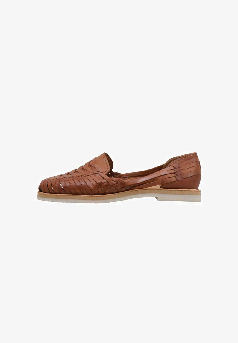 Zapato marrón de cuero sin cordones con diseño trenzado, suela plana y un acento cosido a lo largo del borde superior. Construcción ligera y flexible.