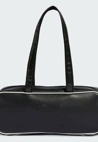 Czarna torebka syntetyczna o eleganckim, prostokątnym kształcie, wyposażona w dwie długie rączki i kontrastową białą lamówkę wzdłuż krawędzi.