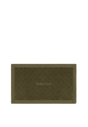 Tapis de bain rectangulaire vert olive avec motif chevron matelassé, bordure unie et « "Ralph Lauren" » brodé au centre.