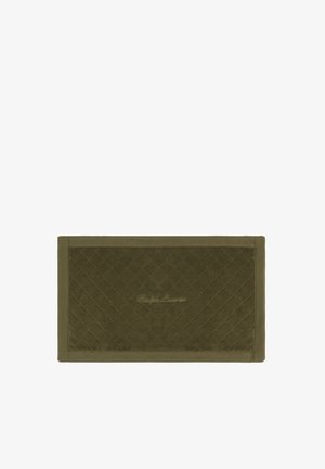 Tapis de bain rectangulaire vert olive avec motif chevron matelassé, bordure unie et « "Ralph Lauren" » brodé au centre.