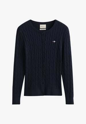 Marineblå kabelstrikket knappet cardigan med lange ermer og liten brodert logo på venstre bryst.