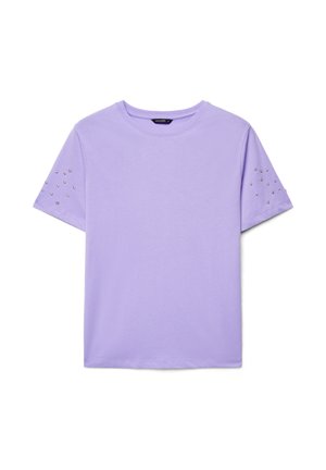 T-shirt lavanda a maniche corte con scollo tondo e piccoli borchiette argentate disposte a motivi su entrambe le maniche.