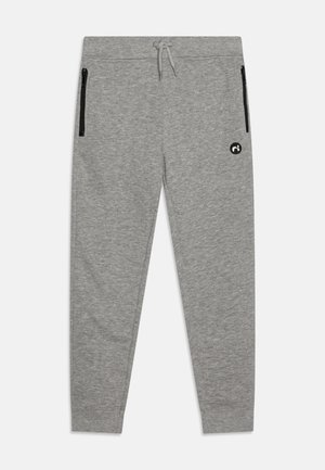 Calças de treino cinzas com bolsos com fecho éclair pretos, cintura com cordão e patch de logotipo. Textura suave e design ajustado.