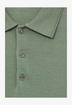 Zelené pletené polo tričko s golierom, trojitou knopkovou légou a jemnou textúrou. Tkanina vyzerá mäkká s čistým povrchom.