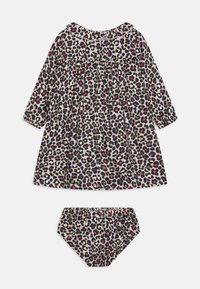 Paita malli leopardi kuosis, jossa on pitkät hihat ja kaulus, koristeelliset kultaiset, mustat ja punaiset yksityiskohdat. Mukana yhteensopivat kuosiset alushousut. Puuvillasekoitekangas.