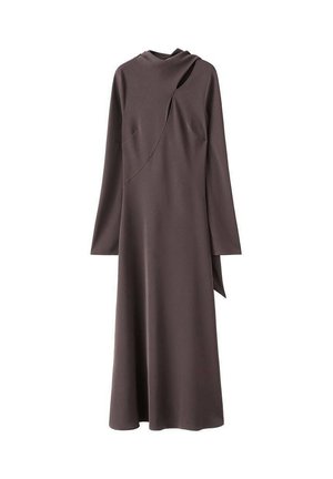 Vestido marrón oscuro de manga larga y largo hasta el suelo, con escote asimétrico y detalle de costura diagonal en el frente.
