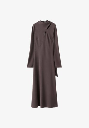 Donkerbruine jurk met lange mouwen en tot op de vloer reikend, met een asymmetrische halslijn en diagonale naaddetails aan de voorkant.