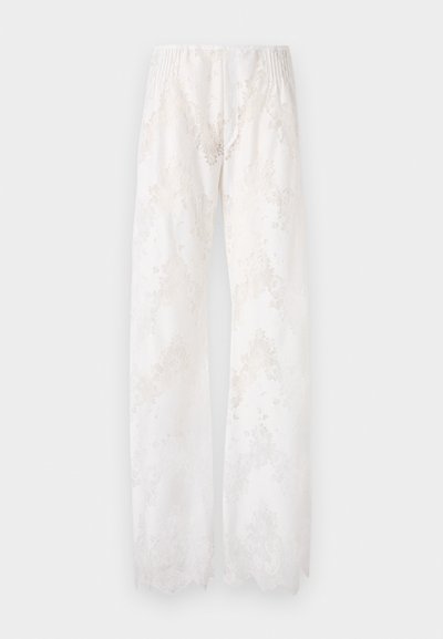 Pantaloni albi, largi și fluizi, dintr-un material dantelat cu un model floral, având o talie elastică și margini ondulate la tiv.