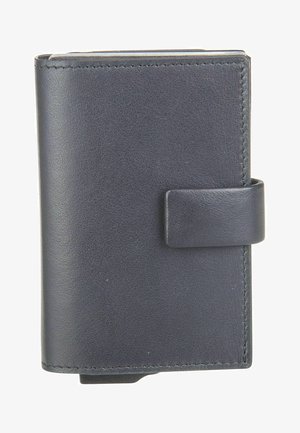 Schwarze Lederbörse mit glatter Textur, ausgestattet mit einem Klappenverschluss und gesteppten Kanten. Kompakte rechteckige Form, minimalistisches Design.