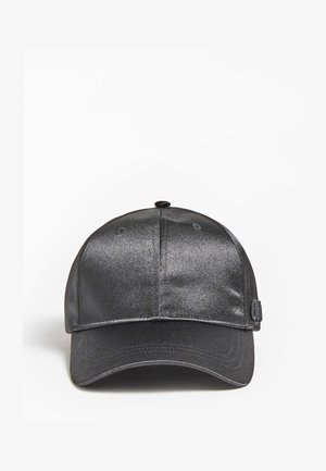 Sort satin baseballkasket med buet skygge og syede paneler, vist forfra mod en hvid baggrund.