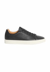 Czarne niskie sneakersy skórzane z białą gumową podeszwą i czarnymi sznurówkami, przedstawione w profilu bocznym na białym tle.