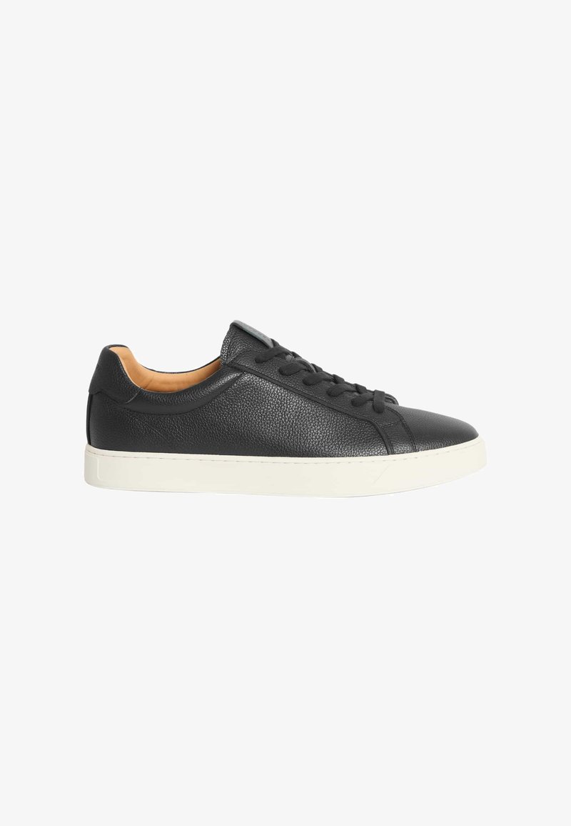 Czarne niskie sneakersy skórzane z białą gumową podeszwą i czarnymi sznurówkami, przedstawione w profilu bocznym na białym tle.